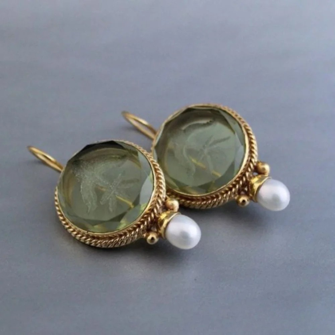 Pearl Earrings with Green Stone in Vintage Design